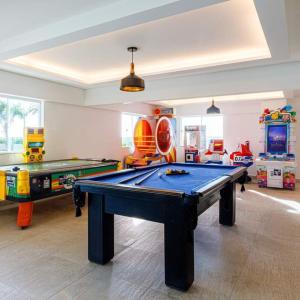 un soggiorno con tavolo da biliardo e attrezzature da gioco di Salinas Park Resorte Salinopolis a Salinópolis