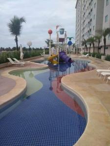 una piscina con scivolo in un resort di Salinas Park Resorte Salinopolis a Salinópolis Altre 5 foto