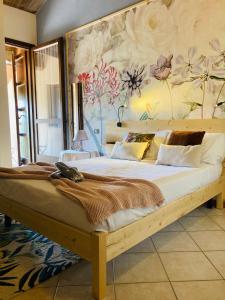 ein Schlafzimmer mit einem großen Bett mit Blumenwand in der Unterkunft Locanda del Borgo in Prunetto