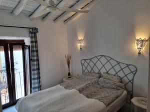 een slaapkamer met een bed en twee lampen aan de muur bij Town house with roof terrace - Old Town in Marbella