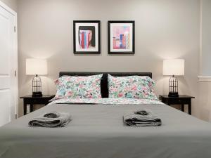 um quarto com uma cama com duas toalhas em Stay at Luna on Callowhill em Filadélfia