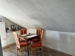 tavolo e sedie in cucina con soffitto di Herzlich willkommen in der Dachstube Niestetal a Niestetal Altre 18 foto