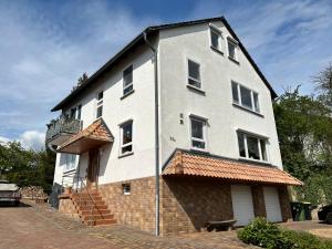 un grande edificio bianco con mattoni di Herzlich willkommen in der Dachstube Niestetal a Niestetal