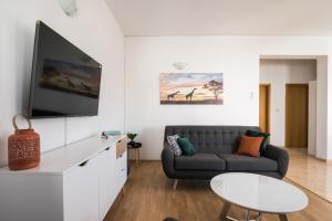 ein Wohnzimmer mit einem Sofa und einem Tisch in der Unterkunft Apartments Marinera in Trogir