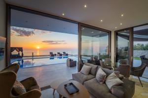 uma sala de estar com vista para o oceano em Zenvillas em Ayios Nikitas