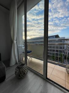 Balkon lub taras w obiekcie Aleje Jerozolimskie 11 19 - Darmowy parking - free parking - 1km do Dworca Centralnego, 850m stacja metra Nowy Świat