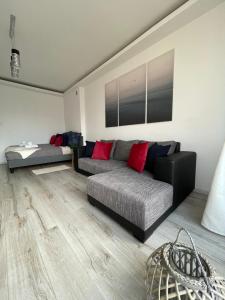 salon z kanapą i stołem w obiekcie Aleje Jerozolimskie 11 19 - Darmowy parking - free parking - 1km do Dworca Centralnego, 850m stacja metra Nowy Świat w Warszawie