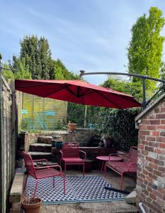 Cosy 2 bedroom Victorian cottage, Newport, Isle of Wight的戶外休息區或室外區 +7 張相片