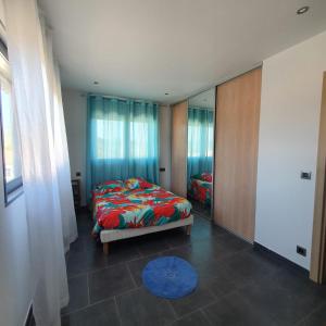 Posteľ alebo postele v izbe v ubytovaní Chez J, appartement à l'étage, T3 + 4 fotografie