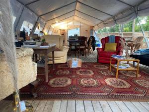Aparra Surfcamp Auberge Hendaye的休息区