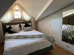 um quarto com uma cama grande e uma janela em Thefamilyapartmentsinfethiye em Fethiye