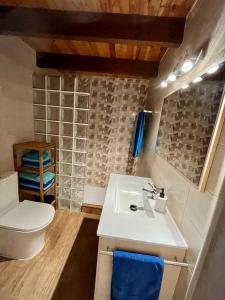 ein Badezimmer mit einem weißen Waschbecken und einer Toilette in der Unterkunft Denia, playa y ciudad in Denia