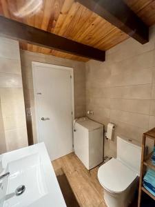 ein Badezimmer mit einer weißen Toilette und einem Waschbecken in der Unterkunft Denia, playa y ciudad in Denia + 27 Fotos