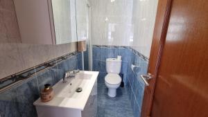 A bathroom at Apartamento renovado en Barrio de los Pescadores