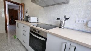 A kitchen or kitchenette at Apartamento renovado en Barrio de los Pescadores