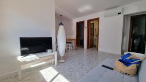 A television and/or entertainment centre at Apartamento renovado en Barrio de los Pescadores