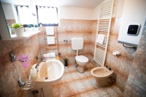 La salle de bains est pourvue d'un lavabo et de toilettes. dans l'établissement Apartments Nina, à Rovinj