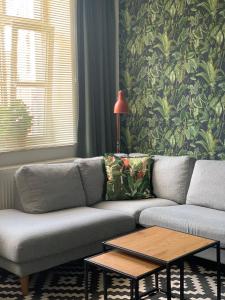 ein Wohnzimmer mit einem Sofa und einem Tisch in der Unterkunft Anna Place in Gent