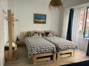 ein Schlafzimmer mit einem großen Bett in einem Zimmer in der Unterkunft Alzira bonita Loft A junto plaza mayor, la Murta in Alzira