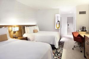 Habitación de hotel con 2 camas y escritorio en Hotel Indigo Atlanta Downtown, an IHG Hotel en Atlanta