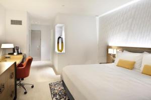 Säng eller sängar i ett rum på Hotel Indigo Atlanta Downtown, an IHG Hotel