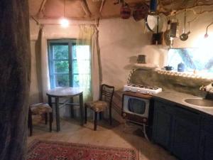 Kuchyň nebo kuchyňský kout v ubytování slaměný domek