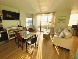 sala de estar con mesa y sofá en Penthouse 6 Panoramic Ocean Views Top Floor en Fort Myers Beach