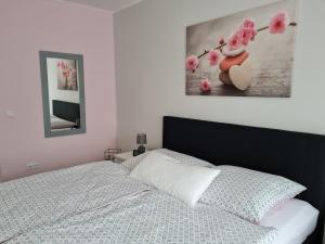 - une chambre avec un lit et deux photos sur le mur dans l'établissement Ferienhaus an der Saar, à Merzig