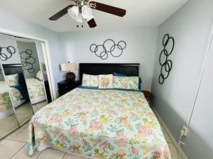 フォートマイヤーズビーチにある#1203 Panoramic Ocean View at Lovers Key Beach Clubのベッドと天井扇風機のある寝室 +11枚の写真