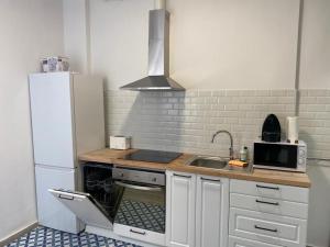 Kuchyňa alebo kuchynka v ubytovaní Alzira bonita Apartamento D junto a Plaza Mayor, Santa Catalina