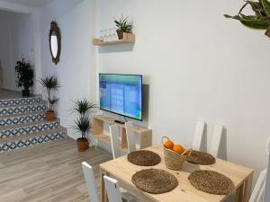 Televízia a/alebo spoločenská miestnosť v ubytovaní Alzira bonita Apartamento D junto a Plaza Mayor, Santa Catalina