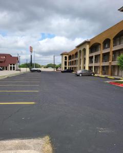 un aparcamiento vacío frente a un hotel en Hallmark Inn and Suites en San Antonio