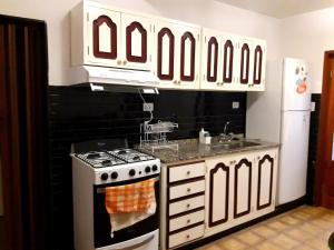 a kitchen with a stove and a refrigerator at Casa Don Octavio in San Fernando del Valle de Catamarca
