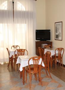 TV a/nebo společenská místnost v ubytování Hotel Vecchia Milano