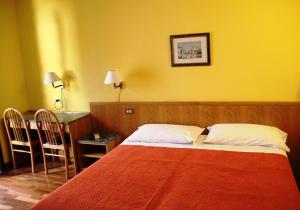 Postel nebo postele na pokoji v ubytování Hotel Vecchia Milano