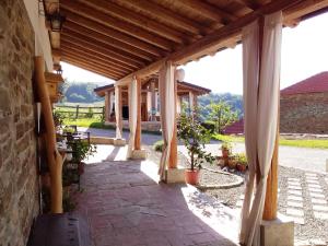 una vista exterior de una casa con un pabellón en Agriturismo Borghetto la radice, en Roccaverano