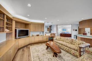 Μια τηλεόραση ή/και κέντρο ψυχαγωγίας στο Oceanfront 4 bedroom villa w/ 2 masters and views