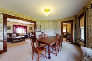 約克的住宿－The Victorian，客厅配有木桌和椅子
