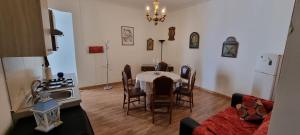 eine Küche mit Tisch und Stühlen in einem Zimmer in der Unterkunft Affittacamere Nilo in Neapel