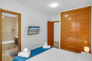 Llit o llits en una habitació de OCEAN BLUE, Next to the Ocean, Fast Wi-Fi