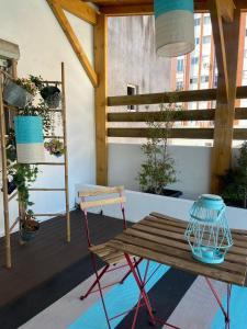 una veranda con tavolo in legno e panca di Casa dos Carvalhos a Coimbra