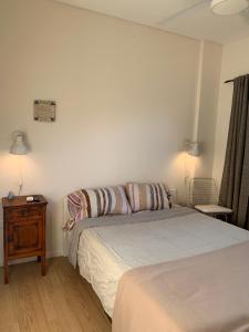 una camera con un letto e un comodino accanto a un letto di Departamento en Tigre a Tigre