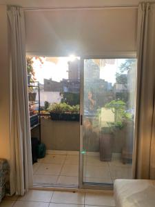 Camera con balcone e porta scorrevole in vetro. di Departamento en Tigre a Tigre