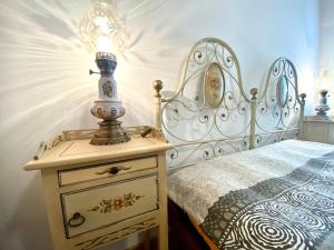 ein Schlafzimmer mit einem Bett mit einer Lampe auf einem Nachttisch in der Unterkunft Casa Clemy Lago di Bolsena in Capodimonte