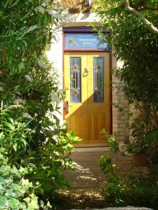 una puerta de entrada de una casa con en Honeycomb House Apartments, en Hunstanton