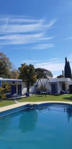una gran piscina frente a una casa en Mykonos Carmelo en Carmelo