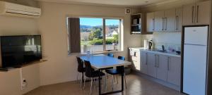 Η κουζίνα ή μικρή κουζίνα στο Rotorua Views B&B/Apartment