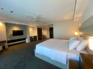 Un pat sau paturi într-o cameră la The Plaza Lodge Baguio