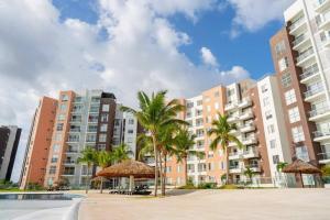 an apartment complex with palm trees and buildings at Condominio con la mejor vista in Cancún