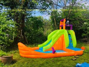 KleinsteinbachLandhaus - Villa Nisa 1895的草上充气的弹跳房子